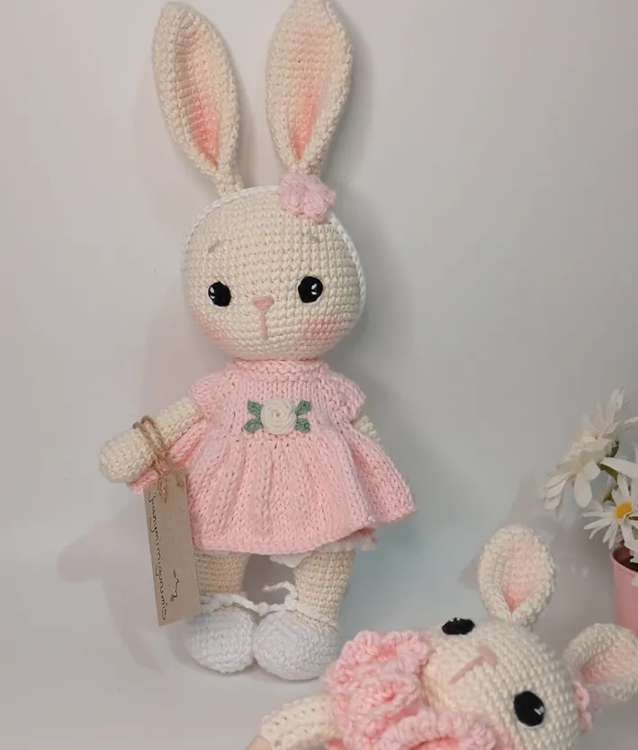 Conejito amigurumi tejido a mano con vestido