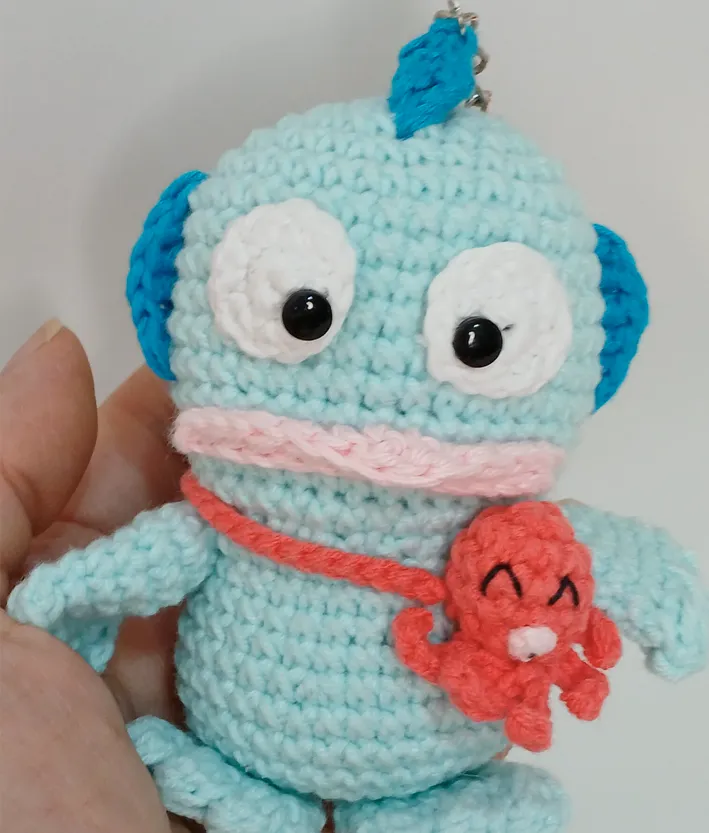 Personaje amigurumi tejido a crochet con detalles bordados