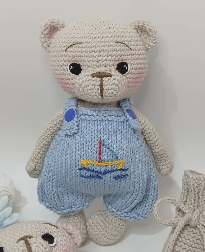 Muñeco amigurumi tejido a mano de Garoé Collection