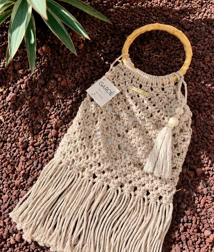 Bolso macramé con flecos color beige, totalmente artesanal