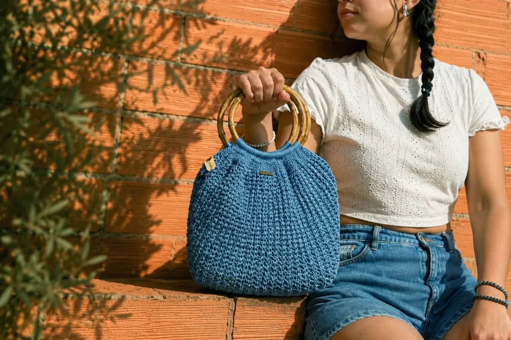 Mujer con bolso azul artesanía tejida a mano de Garoé Collection