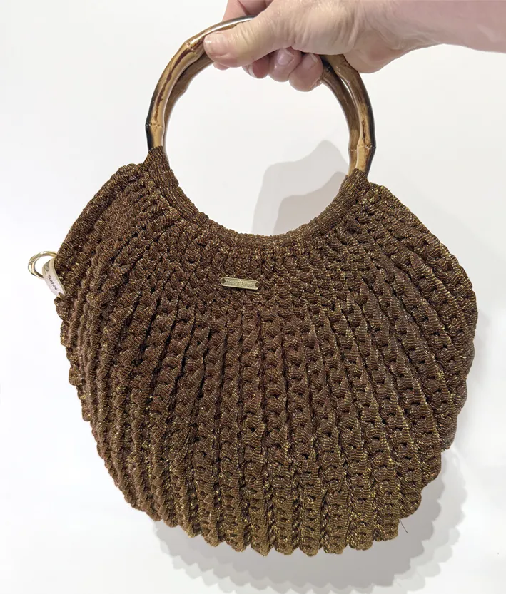 Bolso tejido marron con destellos dorados
