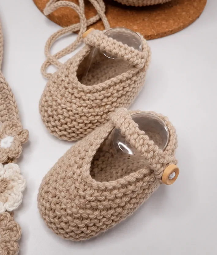 Botines beige hechos a mano para bebé