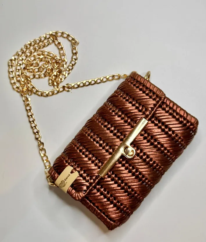 Bolso bronce tejido a mano