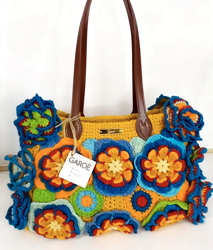 Bolso flores superpuestas crochet multicolor