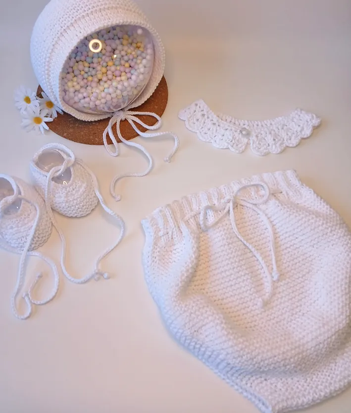 Pantaloncillos blancos con gorro y zapatitos para bebé