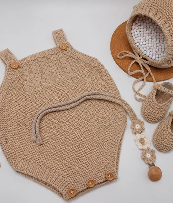 Ropita tejida a mano para bebé beige