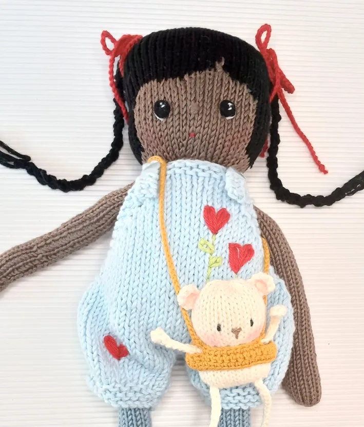 Muñeca de crochet artesanal con vestido tejido a mano