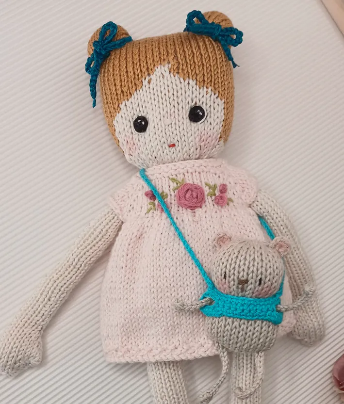 Muñeca de crochet artesanal con vestido tejido a mano