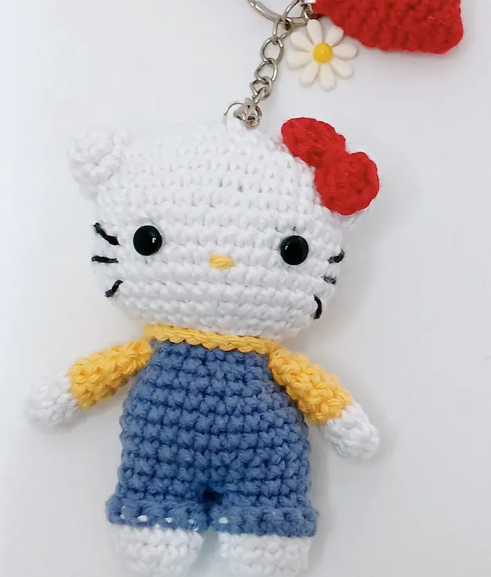 Personaje amigurumi tejido a crochet con detalles bordados
