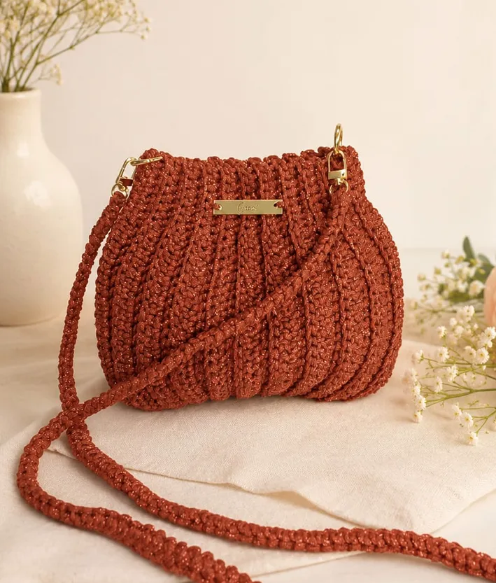 Bolso pequeño color ladrillo tejido a mano
