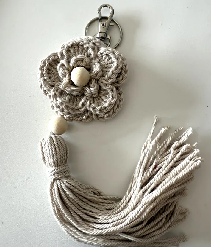 Llavero de flor tejido a mano