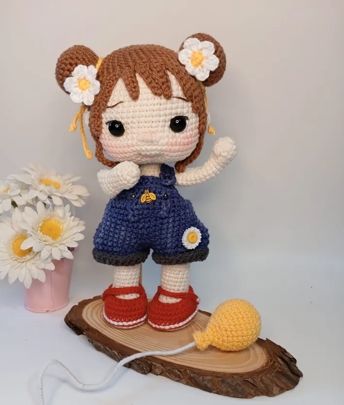 Muñeco amigurumi tejido a crochet con ropa personalizada