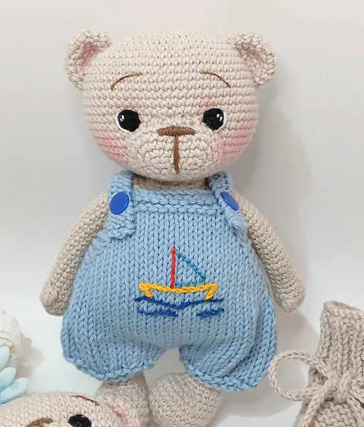 Osito de crochet artesanal con ropa tejida a mano