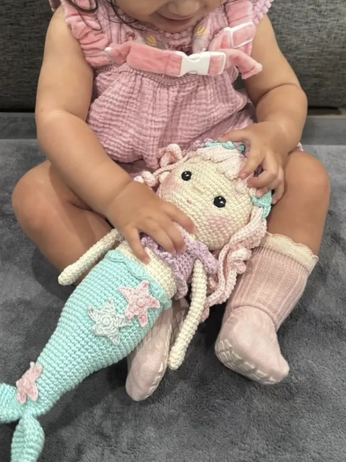 Bebé con muñeco tejido a mano de Garoé Collection