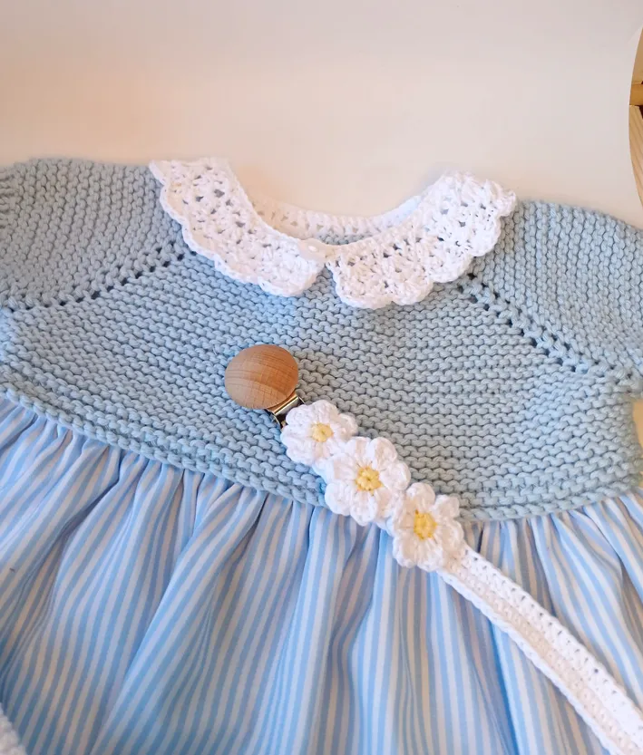 Vestido para bebé azul con cuello blanco